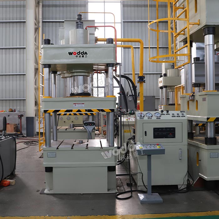 200噸三梁四柱液壓機(jī)車間實(shí)物 200噸三梁四柱液壓機(jī)車間實(shí)物