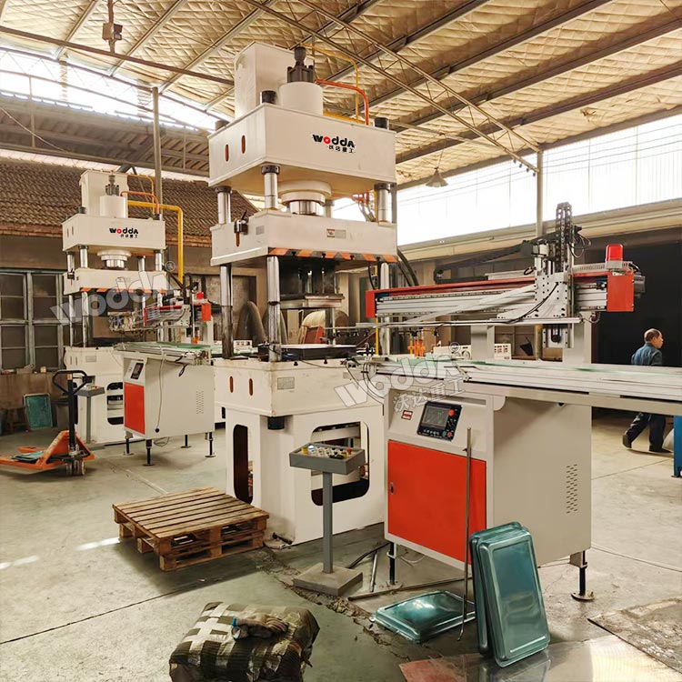 200噸不銹鋼餐盤(pán)拉伸液壓機(jī)現(xiàn)場(chǎng) 200噸不銹鋼餐盤(pán)拉伸液壓機(jī)現(xiàn)場(chǎng)