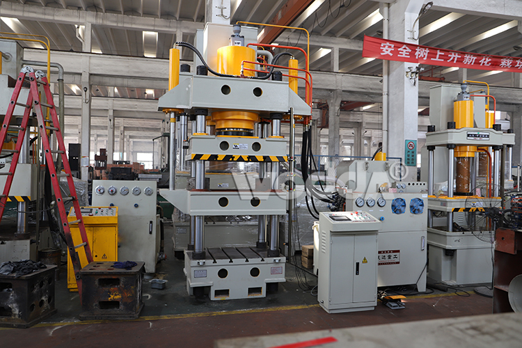 四柱液壓機(jī) 四柱液壓機(jī)