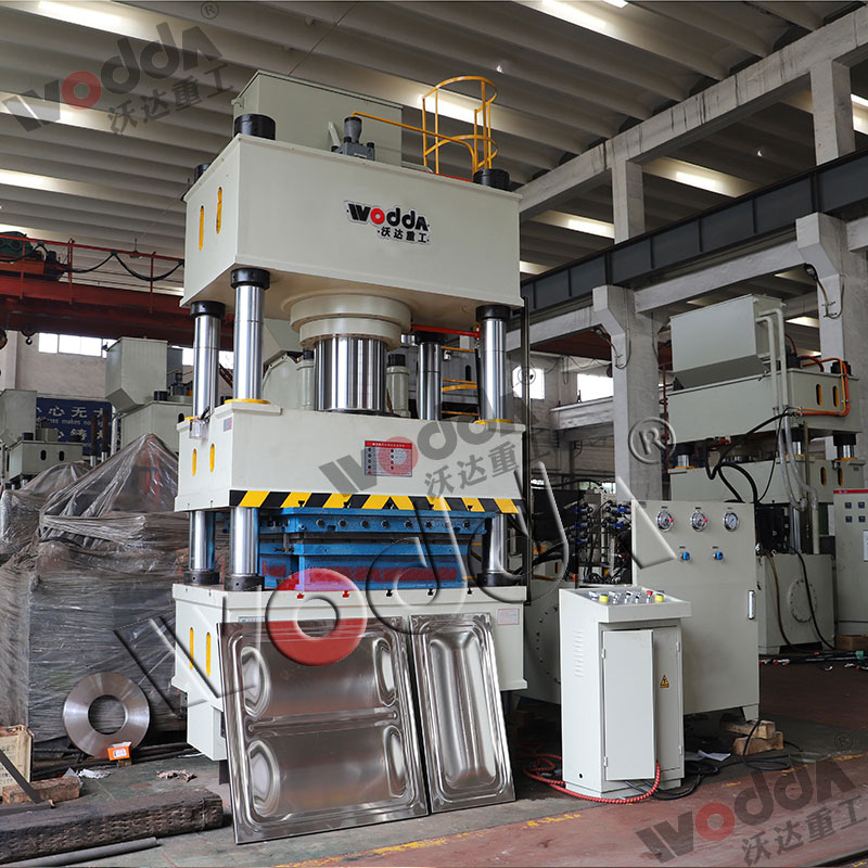 400噸不銹鋼水箱成型液壓機(jī) 400噸不銹鋼水箱成型液壓機(jī)