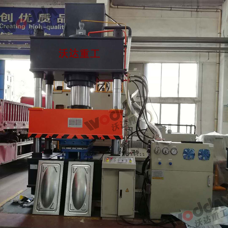 400噸不銹鋼水箱成型液壓機(jī) 400噸不銹鋼水箱成型液壓機(jī)
