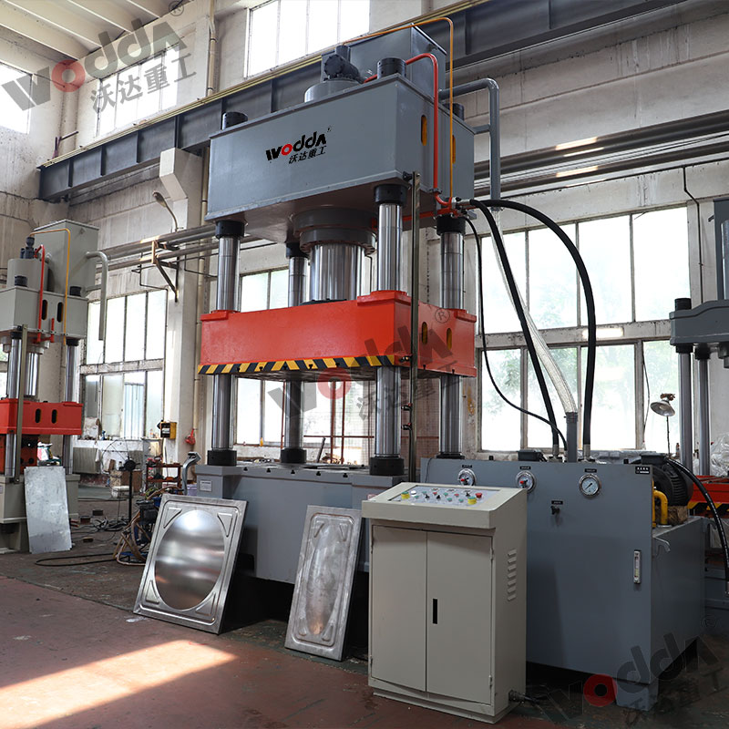 500噸不銹鋼水箱成型液壓機(jī) 500噸不銹鋼水箱成型液壓機(jī)