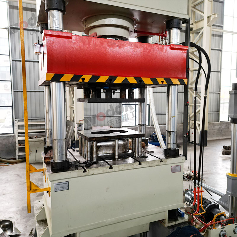 不銹鋼拉伸液壓機細節(jié) 不銹鋼拉伸液壓機細節(jié)