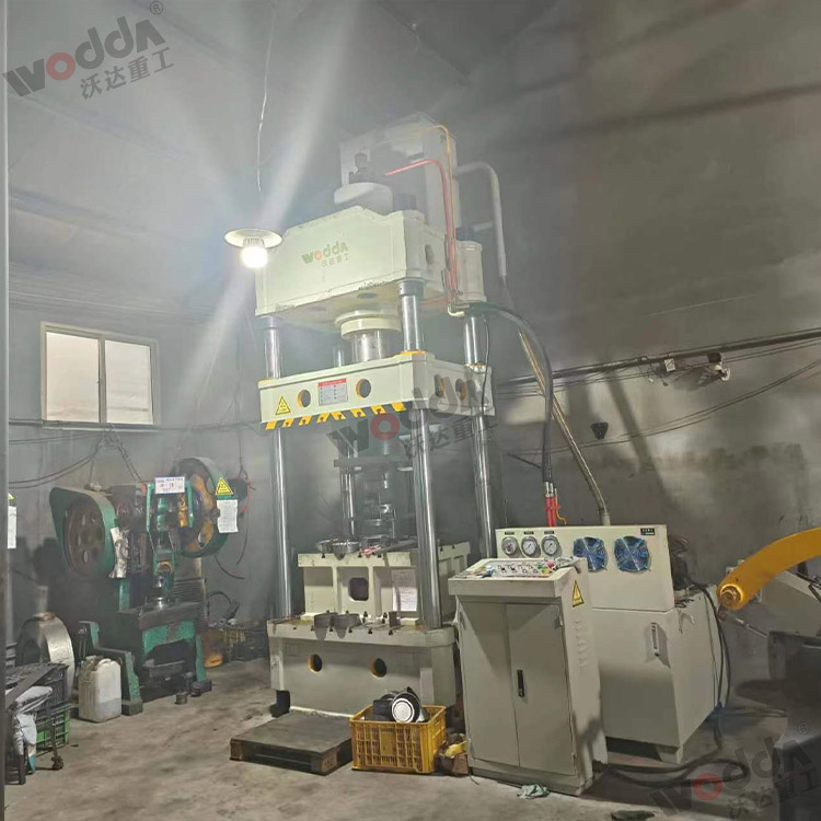 315噸上置液壓墊拉伸液壓機(jī)(圖1) 315噸上置液壓墊拉伸液壓機(jī)(圖1)