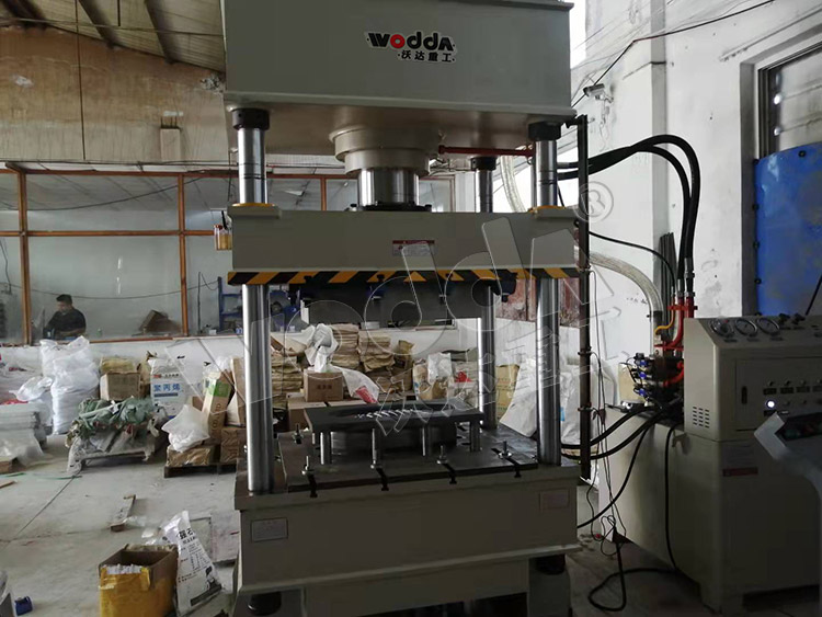 250噸太陽(yáng)能路燈殼拉伸液壓機(jī) 250噸太陽(yáng)能路燈殼拉伸液壓機(jī)