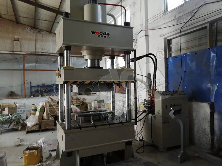 250噸不銹鋼拉伸液壓機(jī)現(xiàn)場(chǎng) 250噸不銹鋼拉伸液壓機(jī)現(xiàn)場(chǎng)