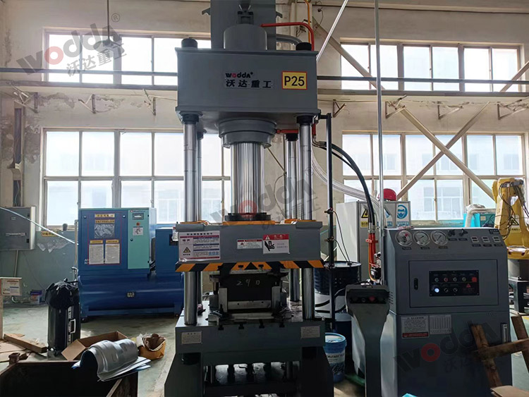 200噸拉伸液壓機(jī)壓汽車排氣管散熱罩客戶現(xiàn)場(chǎng) 200噸拉伸液壓機(jī)壓汽車排氣管散熱罩客戶現(xiàn)場(chǎng)