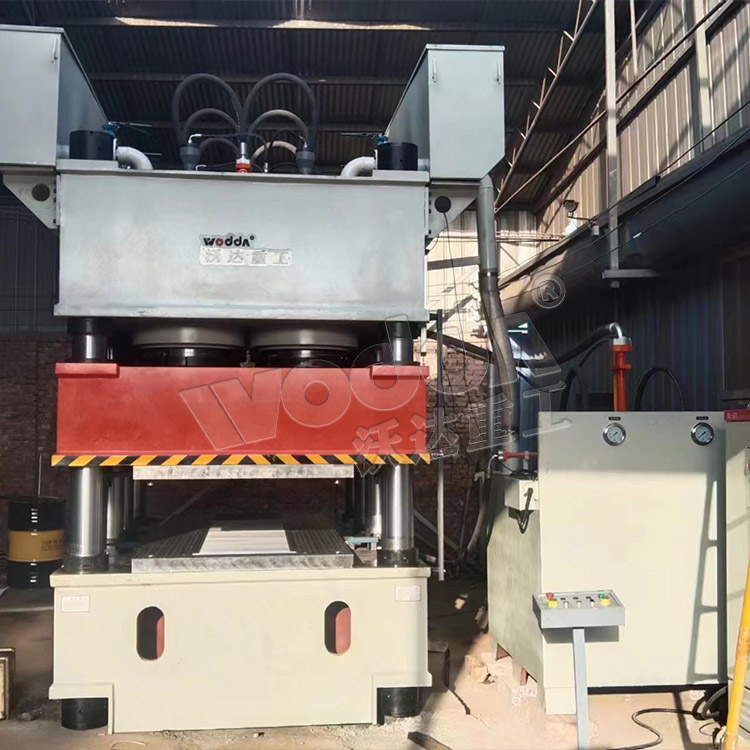 3000噸門面壓花機(jī)現(xiàn)場(chǎng) 3000噸門面壓花機(jī)現(xiàn)場(chǎng)