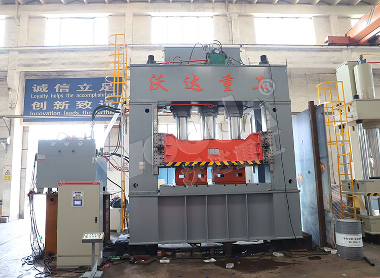 1000噸框架液壓機(jī) 1000噸框架液壓機(jī)