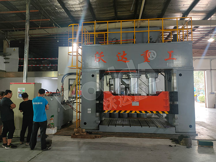 1000噸框架式薄板拉伸液壓機(jī)客戶現(xiàn)場 1000噸框架式薄板拉伸液壓機(jī)客戶現(xiàn)場