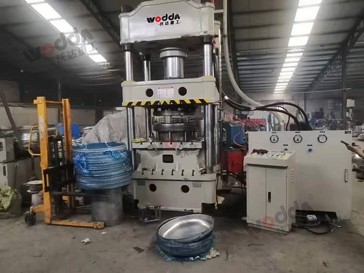 315噸汽車水箱拉伸液壓機(jī) 315噸汽車水箱拉伸液壓機(jī)