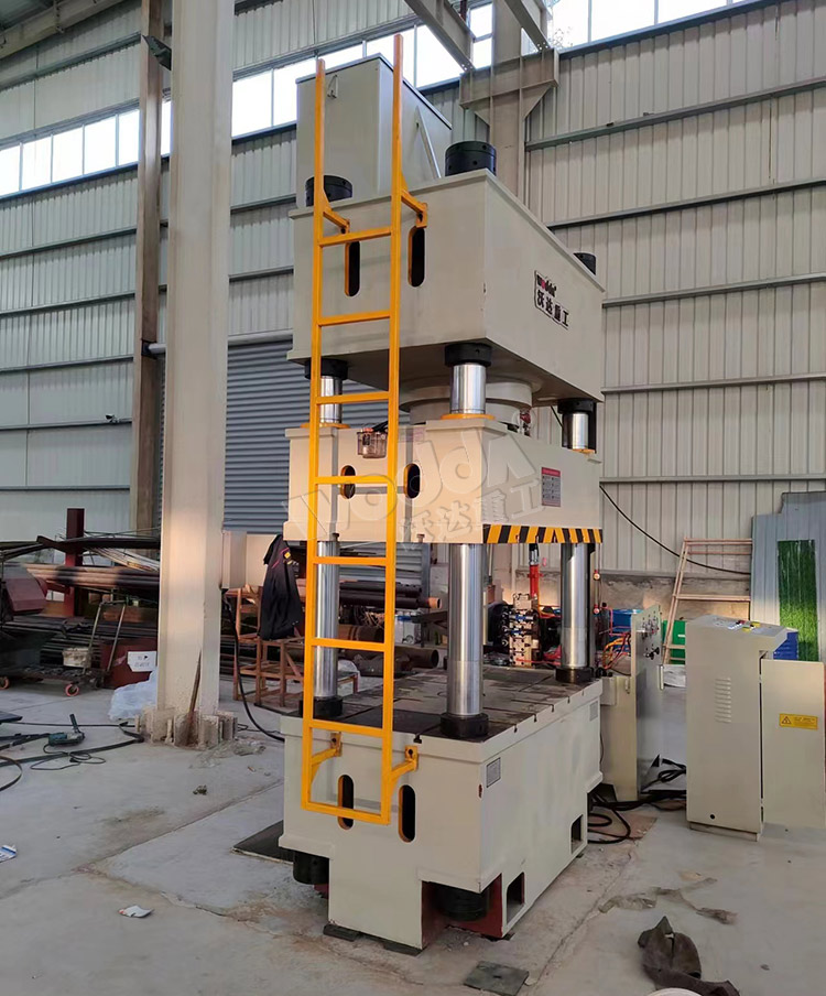 400噸不銹鋼水箱液壓機(jī) 400噸不銹鋼水箱液壓機(jī)