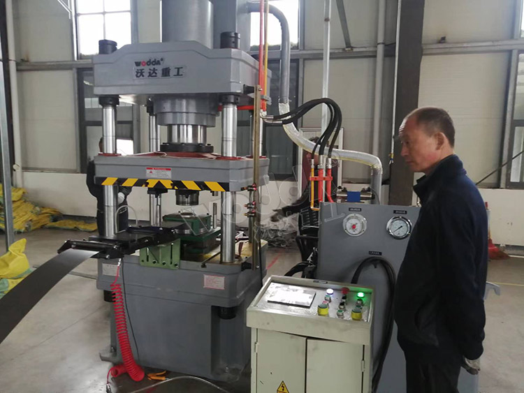 200噸不銹鋼電機(jī)端蓋拉伸液壓機(jī) 200噸不銹鋼電機(jī)端蓋拉伸液壓機(jī)