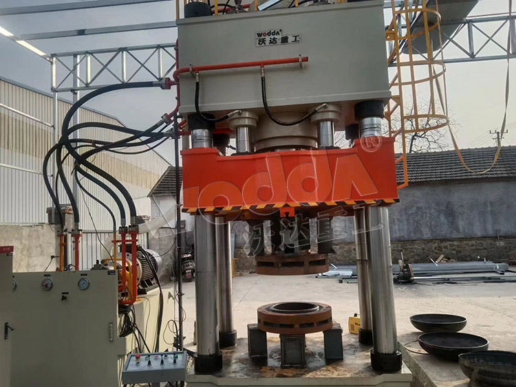 800噸封頭拉伸機(jī)客戶現(xiàn)場(chǎng) 800噸封頭拉伸機(jī)客戶現(xiàn)場(chǎng)