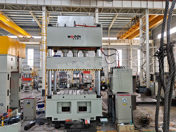 1000噸四柱拉伸液壓機(jī) 1000噸四柱拉伸液壓機(jī)