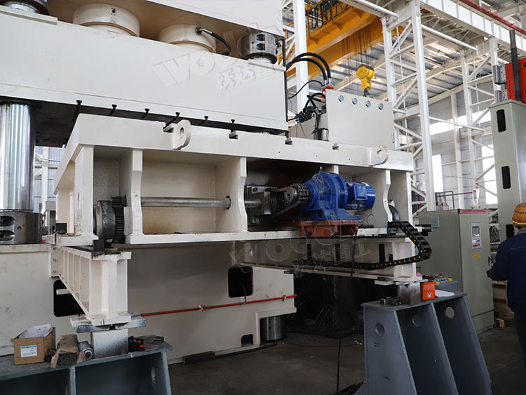 3000噸三梁四柱液壓機細節(jié) 3000噸三梁四柱液壓機細節(jié)