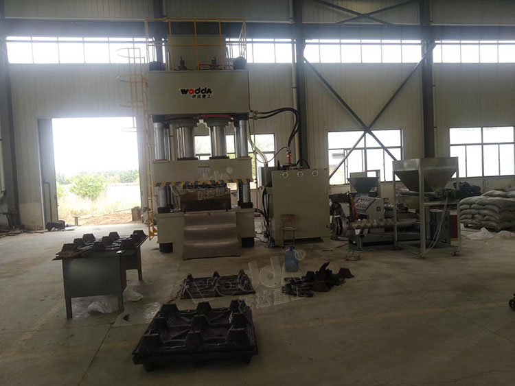 塑料托盤模壓成型液壓機(jī)客戶車間現(xiàn)場 塑料托盤模壓成型液壓機(jī)客戶車間現(xiàn)場