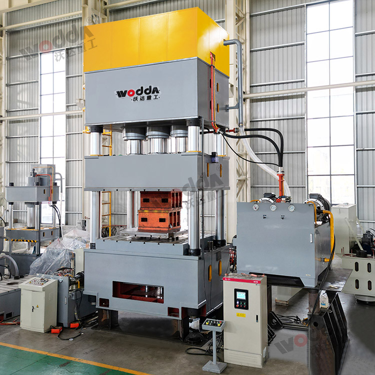 1500噸三梁四柱液壓機(jī) 1500噸三梁四柱液壓機(jī)