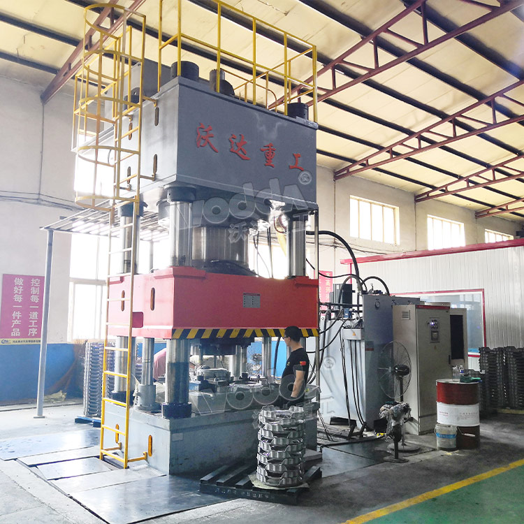 2000噸汽車離合器殼體拉伸液壓機現(xiàn)場 2000噸汽車離合器殼體拉伸液壓機現(xiàn)場