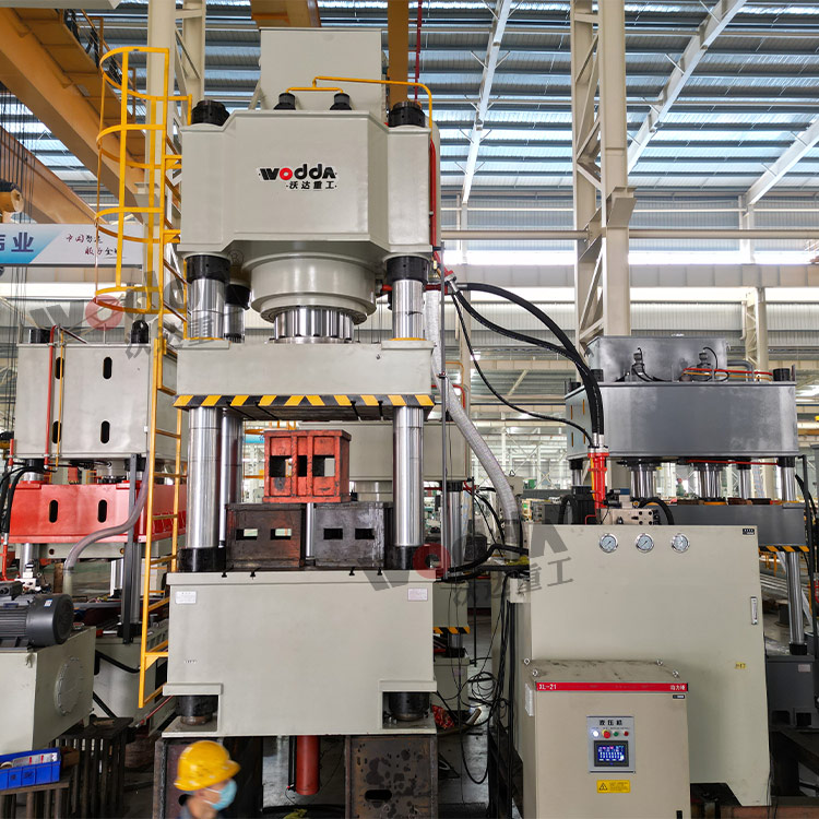 1000噸三梁四柱液壓機(jī)車間實物 1000噸三梁四柱液壓機(jī)車間實物