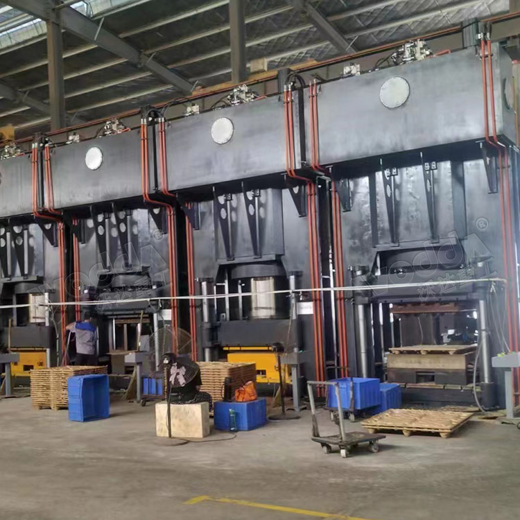 1800噸龍門框式液壓機(jī) 1800噸龍門框式液壓機(jī)