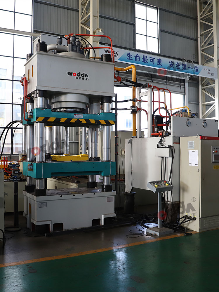 630噸四梁四柱液壓機(jī) 630噸四梁四柱液壓機(jī)