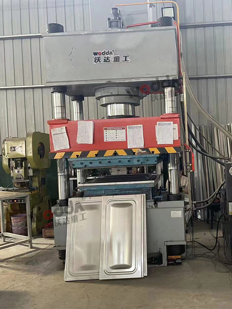 400噸巧克力水箱板拉伸機(jī) 400噸巧克力水箱板拉伸機(jī)