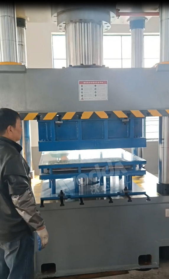 500噸液壓機(jī)拉伸米字形不銹鋼水箱板 500噸液壓機(jī)拉伸米字形不銹鋼水箱板