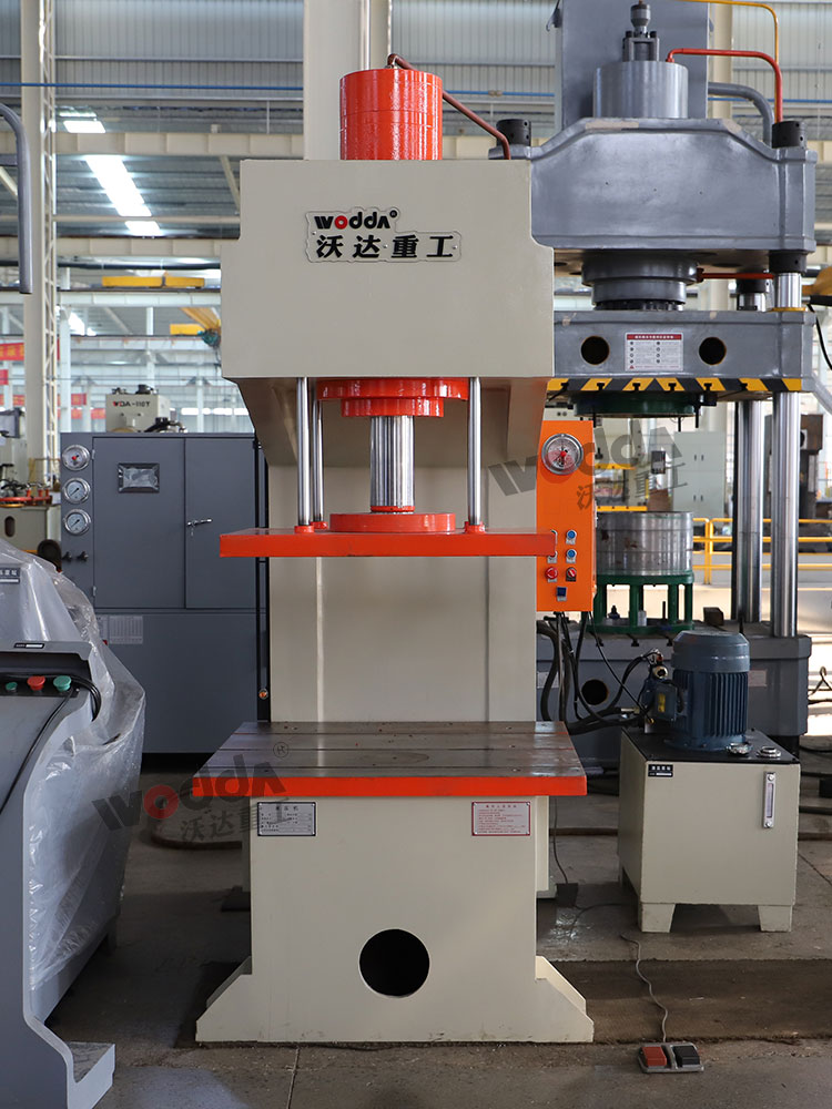 100噸單柱液壓機(jī)車間試機(jī) 100噸單柱液壓機(jī)車間試機(jī)