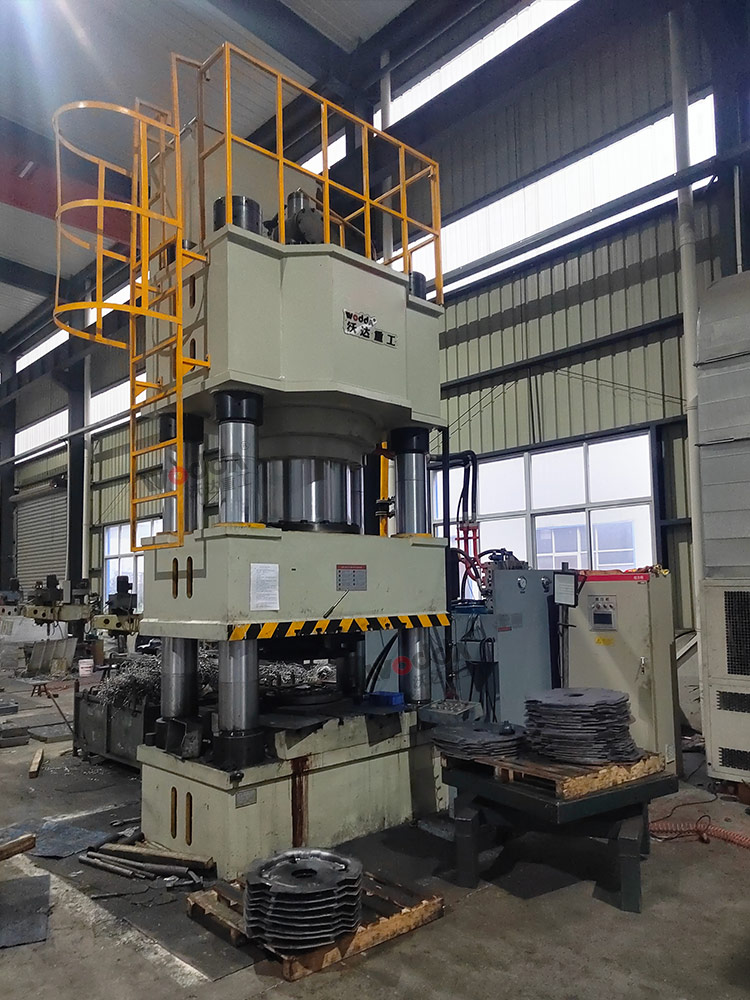 1000噸三梁四柱液壓機(jī)客戶現(xiàn)場(chǎng) 1000噸三梁四柱液壓機(jī)客戶現(xiàn)場(chǎng)