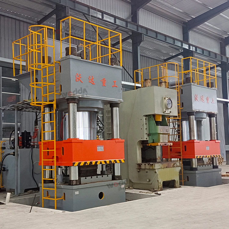 2000噸四柱液壓機(jī)客戶現(xiàn)場(chǎng) 2000噸四柱液壓機(jī)客戶現(xiàn)場(chǎng)