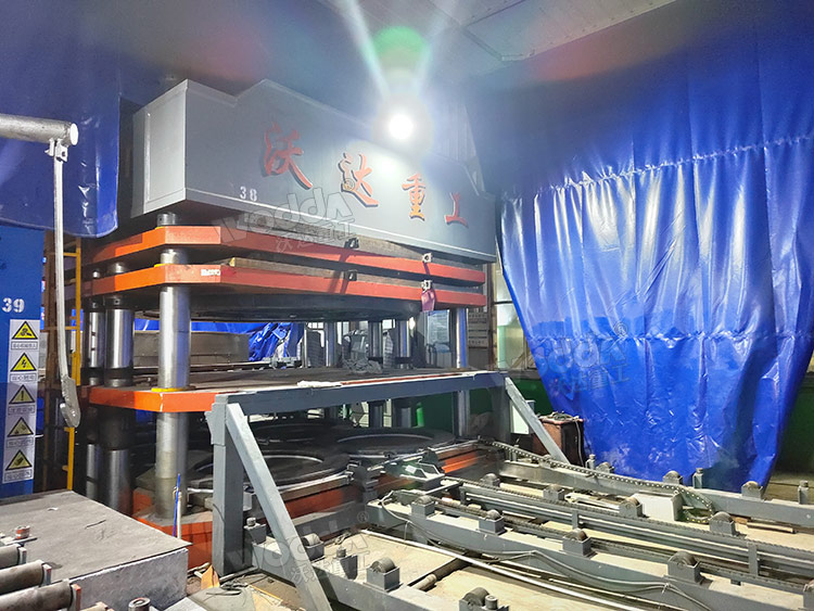 碳纖維熱壓成型液壓機現(xiàn)場 碳纖維熱壓成型液壓機現(xiàn)場