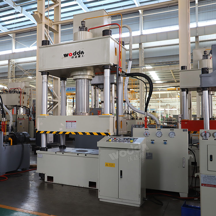 315噸三梁四柱液壓機(jī)車間實(shí)物.jpg 315噸三梁四柱液壓機(jī)車間實(shí)物.jpg