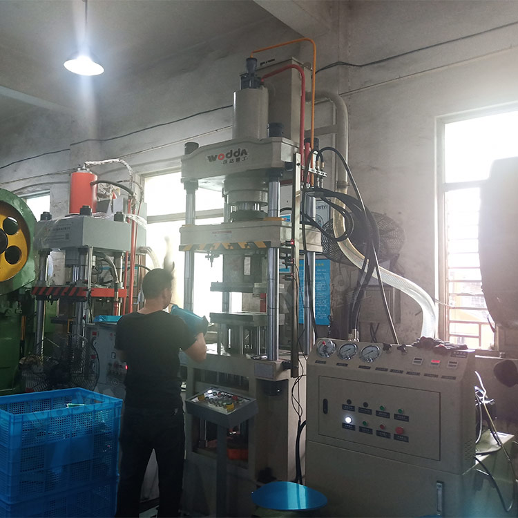 100噸薄板拉伸液壓機(jī) 100噸薄板拉伸液壓機(jī)