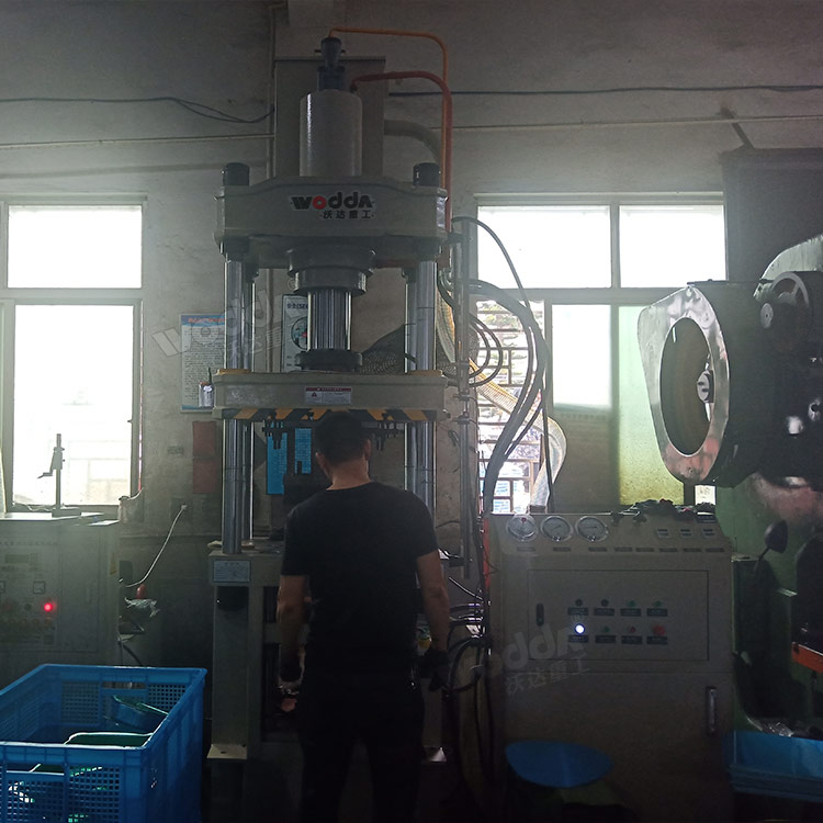 100噸鋁制烤盤拉伸液壓機(jī)客戶現(xiàn)場(chǎng) 100噸鋁制烤盤拉伸液壓機(jī)客戶現(xiàn)場(chǎng)