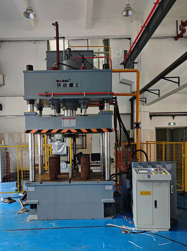 250噸封頭拉伸液壓機(jī)客戶現(xiàn)場(chǎng) 250噸封頭拉伸液壓機(jī)客戶現(xiàn)場(chǎng)