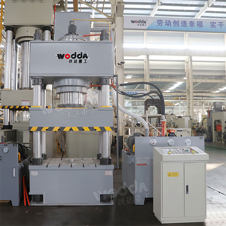 630噸三梁四柱液壓機(jī) 630噸三梁四柱液壓機(jī)