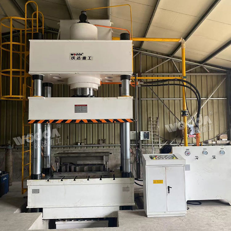 500噸液壓墊拉伸機(jī)現(xiàn)場(chǎng) 500噸液壓墊拉伸機(jī)現(xiàn)場(chǎng)