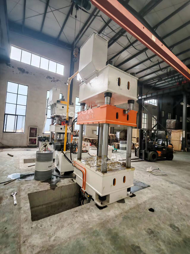 315噸液壓墊拉伸機(jī)現(xiàn)場 315噸液壓墊拉伸機(jī)現(xiàn)場