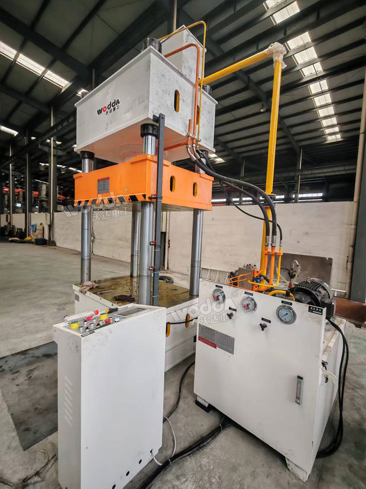 315噸三梁四柱液壓機(jī)帶液壓墊 315噸三梁四柱液壓機(jī)帶液壓墊