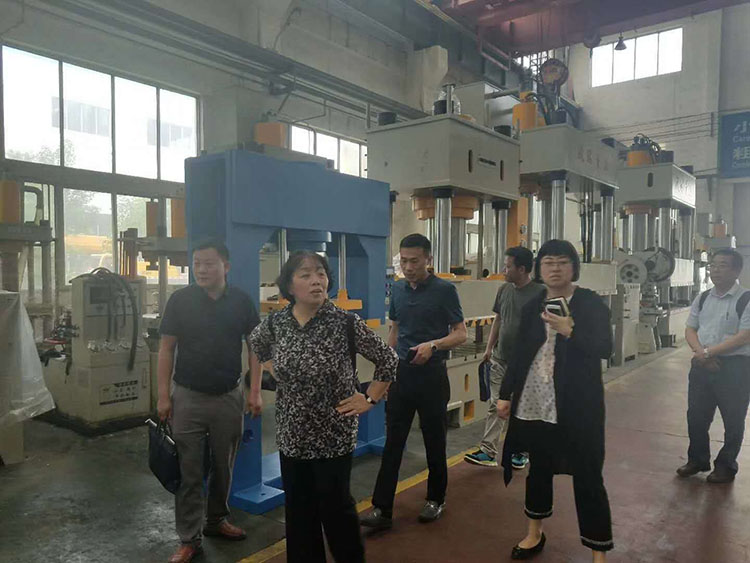 中國機(jī)床工業(yè)聯(lián)合會(huì)李冬茹副秘書長來沃達(dá)重工考察 中國機(jī)床工業(yè)聯(lián)合會(huì)李冬茹副秘書長來沃達(dá)重工考察