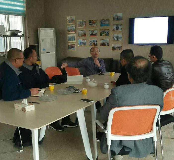 沃達液壓機技術(shù)人員與上海交大教授深入溝通 沃達液壓機技術(shù)人員與上海交大教授深入溝通